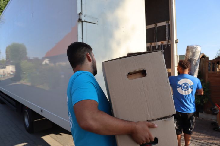 Umzugshelfer beladen LKW